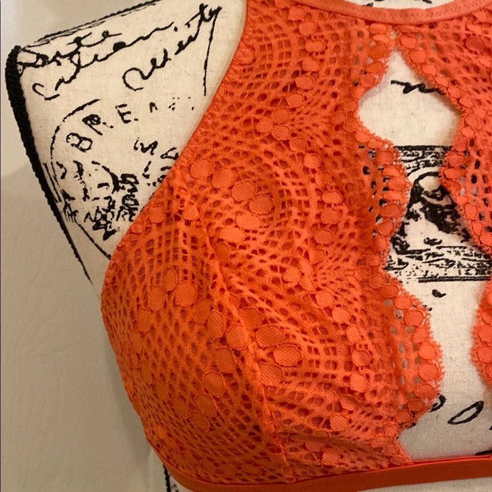 Victoria's Secret High Neck Crochet Scalloped Lace Keyhole Bralette Medium - Picture 4 of 15